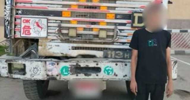 ضبط سائق نقل تناثرت حمولة السيارة على الطريق الدائري بالقاهرة.. فيديو