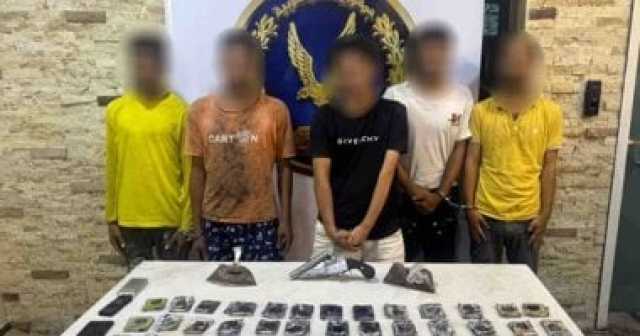 القبض على 5 عاطلين بتهمة الاتجار فى المخدرات بالقاهرة