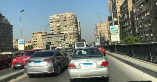 النشرة المرورية.. كثافات مرتفعة للسيارات بمحاور القاهرة والجيزة