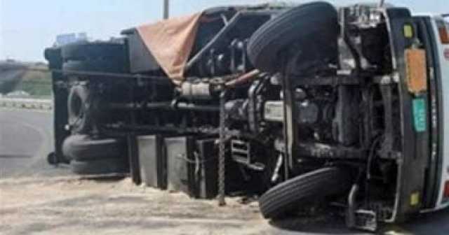 انقلاب سيارة نقل مقطورة وإصابة سائقها في قرية بمنشأة القناطر