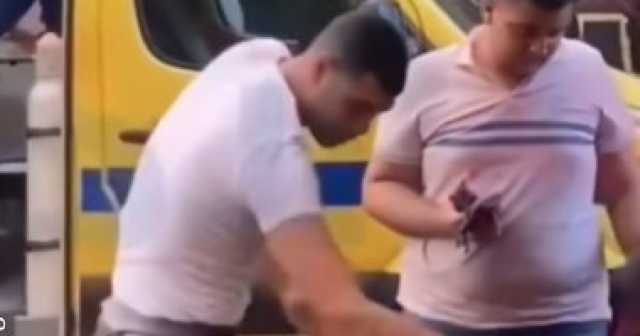 فى قلب النار.. حكايات بطولة من حريق سنترال رمسيس.. ضابط فى إجازته يتصدر المشهد.. أسرع لمكان الحريق واستبدل ملابسه المدنية وانضم لكتيبة العمل.. والمصريون يتوحدون خلف رجال الإطفاء.. صور