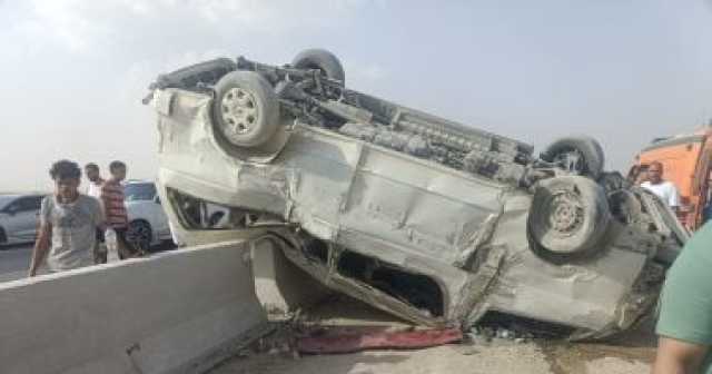 مصرع شخص وإصابة 14 آخرين إثر انقلاب سيارة على طريق السخنة السويس