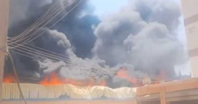 النيابة تنتدب المعمل الجنائى لمعاينة موقع حريق مصنع مواد غذائية بالقطامية