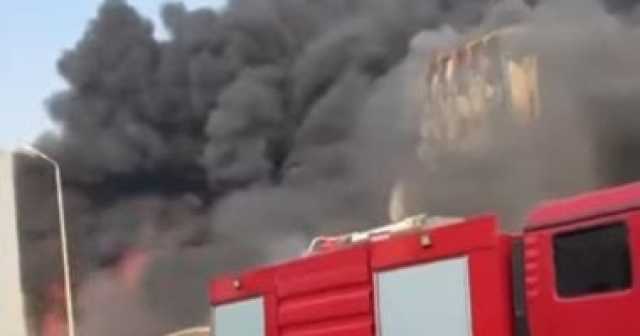 الدفع بـ4 خزانات مياه استراتيجية لإخماد حريق مصنع مدينة بدر.. صور