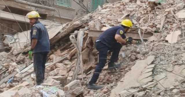 نيابة العطارين بالإسكندرية تعاين موقع انهيار عقار صلاح الدين بوسط المحافظة