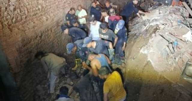 انهيار منزل بأسيوط مكون من 3 طوابق والبحث عن مسنة أسفله.. فيديو