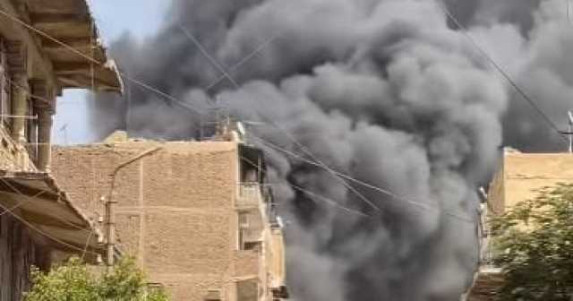 الدفع بـ 6 سيارات إطفاء لإخماد حريق مخزن فى مصر الجديدة.. صور