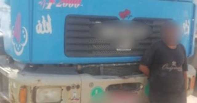 القبض على سائق لإلقائه حمولة خرسانية بالطريق الدائرى.. فيديو