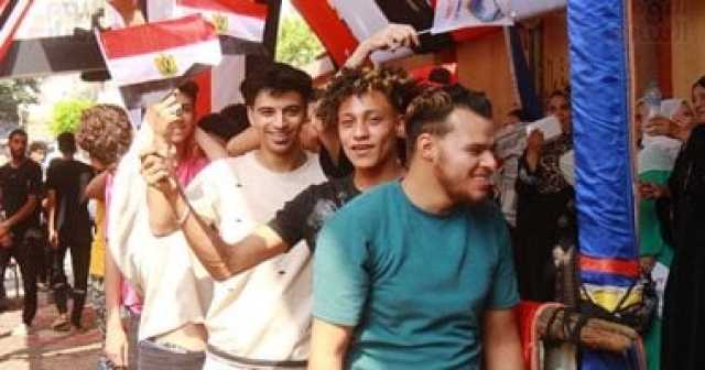 فرحة الشباب أمام لجان التصويت لانتخابات مجلس الشيوخ بالساحل