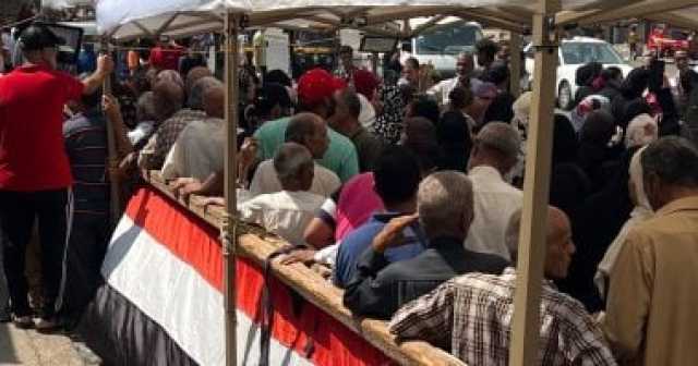 طابور من الشباب للإدلاء بأصواتهم فى انتخابات مجلس الشيوخ بالمقطم.. صور