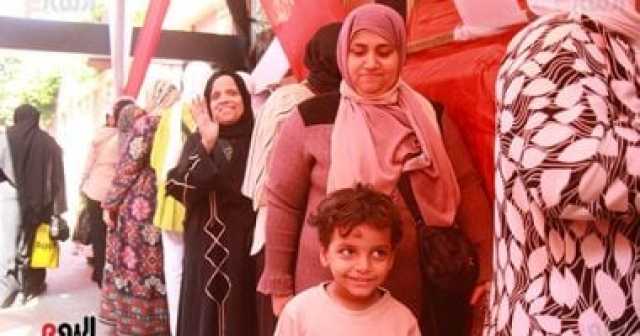 فرحة الأطفال أثناء تواجدهم مع ذويهم أمام لجان انتخابات الشيوخ بالساحل.. صور