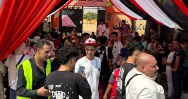 طوابير الشباب تصطف أمام لجان حدائق أكتوبر للإدلاء بأصواتهم فى انتخابات الشيوخ.. صور