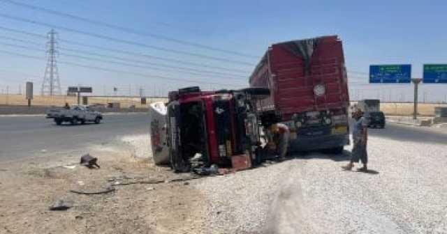 انقلاب مقطورة ثم اصطدامها بسيارة ملاكى بطريق السويس الصحراوى