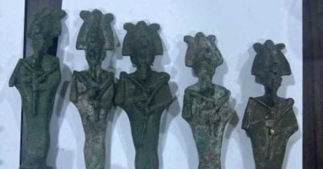جمارك نويبع تضبط محاولة تهريب كمية من القطع والعملات الأثرية المتنوعة.. صور