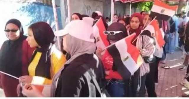 طوابير وأجواء وطنية فى لجنة انتخابات الشيوخ بمدرسة الكوم الأحمر بأوسيم