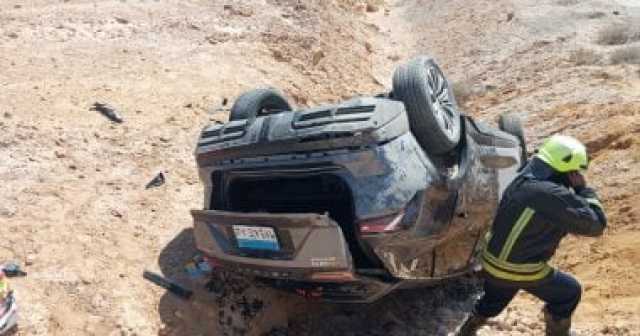 إصابة 4 أشخاص إثر انقلاب سيارة بطريق السويس الصحراوى.. صور