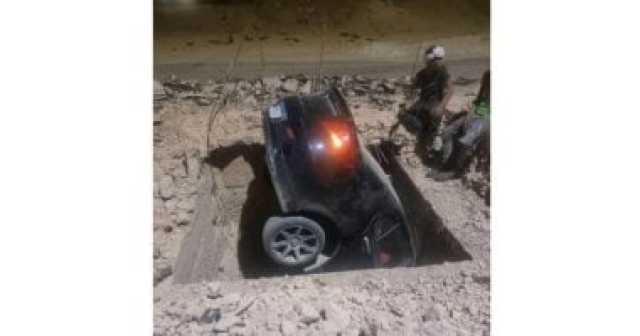 سقوط سيارة بداخلها زوجان فى حفرة بحدائق أكتوبر ونجاتهما بأعجوبة.. فيديو وصور