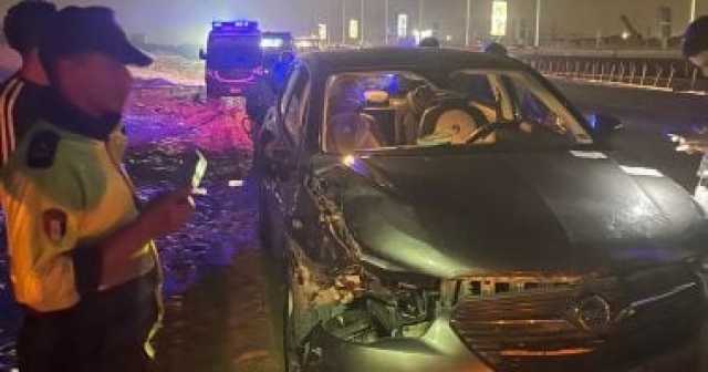 إصابة 3 أشخاص إثر تصادم سيارتين بطريق السويس الصحراوى.. صور