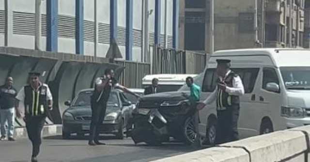 ضبط سائق سيارة فارهة حاول الهرب بعد ارتكابه حادث مرورى بكوبرى أكتوبر.. فيديو