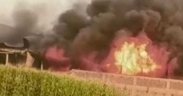 7 سيارات إطفاء تحاول السيطرة على حريق بمصنع بلاستيك بالقناطر الخيرية