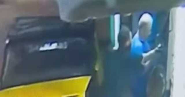 ضبط المتهمين بسرقة هاتف محمول من مسن فى الإسكندرية.. فيديو