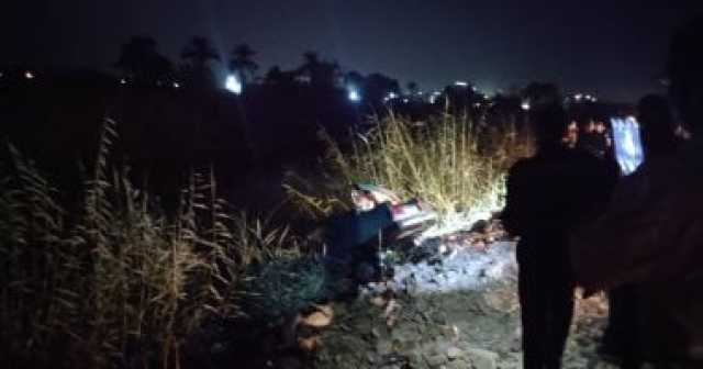 انتشال سيارة سقطت بالترعة الإبراهيمية بطهطا.. وجهود للبحث عن مستقليها.. فيديو