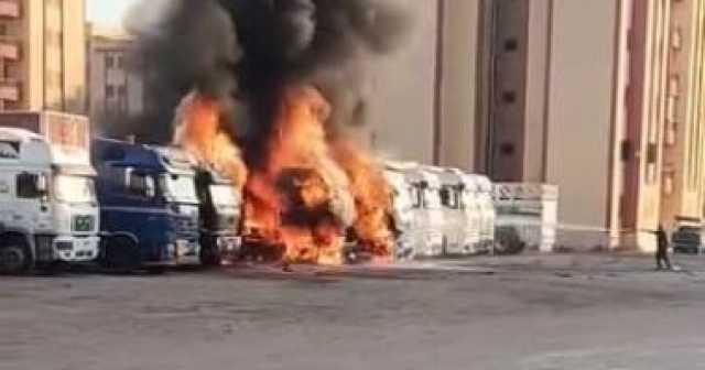 حريق يلتهم 4 سيارات نقل بجراج خلف مستشفى القرين بالشرقية