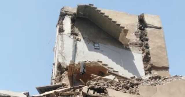 إصابة شخص تصادف مروره بجوار منزل انهار جزئيا فى الجمالية.. صور