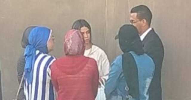 وصول المجنى عليهما فى حادث مطاردة فتيات بطريق الواحات لمحكمة أكتوبر