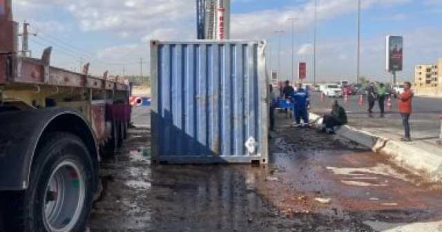 انقلاب سيارة نقل محملة بزيت هالك على طريق طنطا زفتى