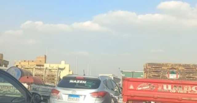 زحام مرورى أعلى الطريق الدائرى بسبب انقلاب سيارة ملاكى.. صور
