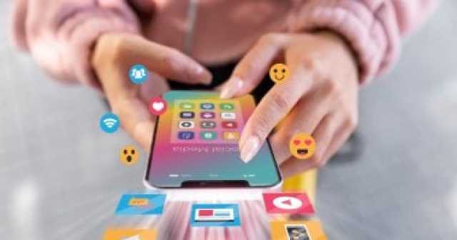 هل السوشيال ميديا تهدم البيوت؟ خلافات بسبب بوستات وتصوير ينتهى بدعوى نشوز
