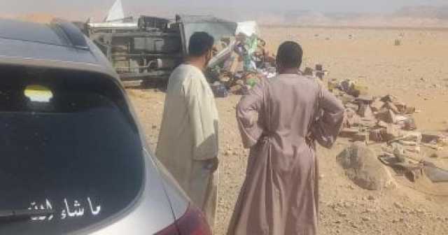 انقلاب سيارة مواد غذائية وإصابة قائدها فى قنا