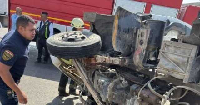 انقلاب سيارة نقل محملة بمخلفات مواد بناء بمحور شينزو آبى فى مدينة نصر.. صور