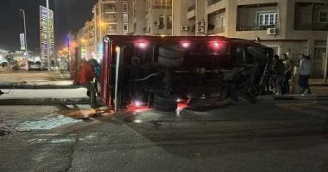 إصابة شخص إثر حادث انقلاب سيارة نقل محملة بالانابيب فى المعادى.. صور