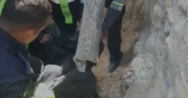 استخراج جثتين لشخصين انهارت عليهما رمال بمبنى تحت الإنشاء فى التجمع.. فيديو