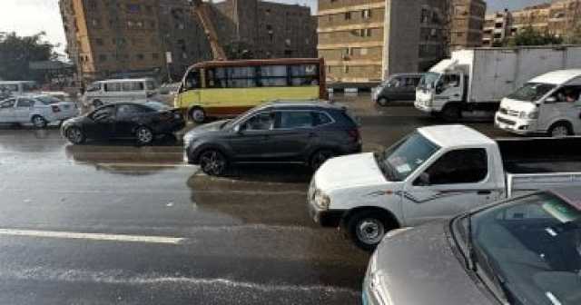 كثافات مرورية بسبب كسر ماسورة بطريق بالدائرى.. صور