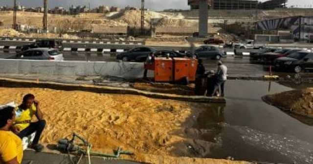 سيارات لشفط المياه المتراكمة من كسر ماسورة بالطريق بالدائري