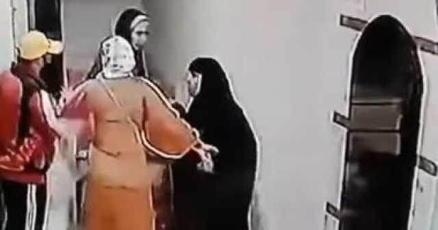 مشهد صادم لفتاة تضرب أمها بمساعدة بلطجية والأجهزة المعنية تفحص الفيديو.. صور