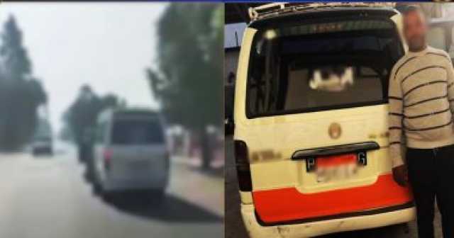 الداخلية تضبط سائق ميكروباص قاد السيارة بباب مفتوح في سوهاج (فيديو)