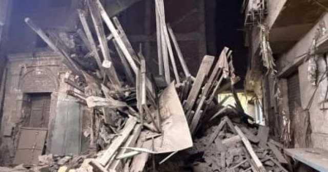 انهيار منزل مهجور من 3 طوابق فى الموسكى.. صور