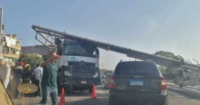 سقوط إشارة مرور وحاجز ارتفاعات فى حادث تريلا بطريق النزهة الإسكندرية