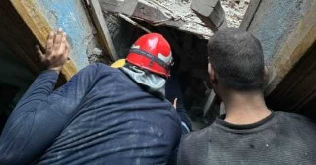 إنقاذ مسن بحادث انهيار جزئى لعقار فى روض الفرج.. صور