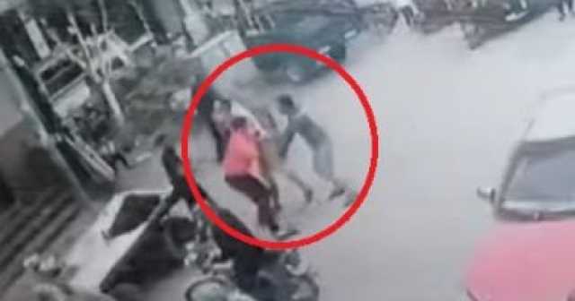 كاميرات المراقبة ترصد لحظة اعتداء سيدة وآخرون على شاب فى منشأة القناطر