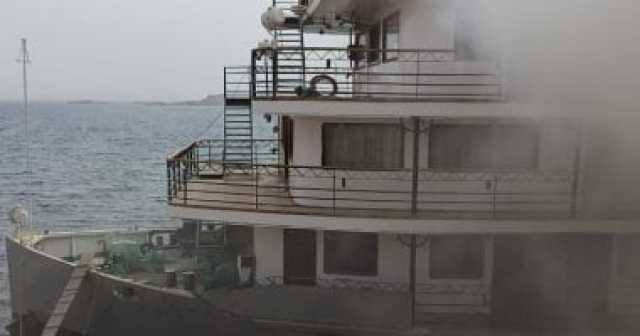 اندلاع حريق بفندق نيلى عائم بأحد موانئ الصيانة ببحيرة ناصر.. صور