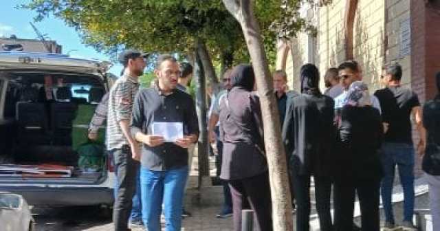 خروج مهندس الإسكندرية المقتول على يد صديقه من المشرحة لصلاة الجنازة.. صور