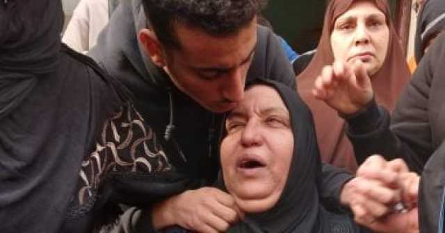 انهيار والدة وخطيبة صاحب ملجأ حيوانات ضحية صديقه أثناء جنازته.. صور