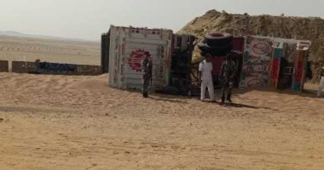 انقلاب سيارة نقل محملة بالقمح بطريق القاهرة أسيوط الصحراوى الغربى