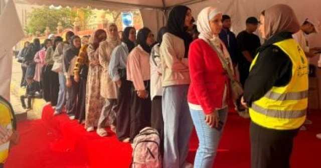 رجال المرور ينظمون حركة الشوارع لتسهيل وصول الناخبين إلى اللجان