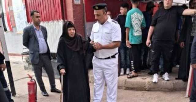 الشرطة في خدمة الناخبين.. الداخلية تسطر مشاهد إنسانية بالانتخابات